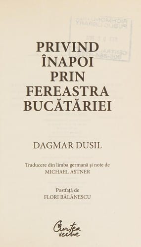 Privind înapoi prin fereastra bucătăriei