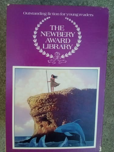 The Newbery Award Library Island of the Blue Dolphins/The Witch of Blackbird Pond/The Sign of the Beaver/One-eyed Cat/Dear Me. Henshaw/Boxed Set
