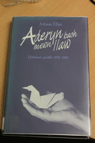 Aderyn bach mewn llaw cerddi 1976-90