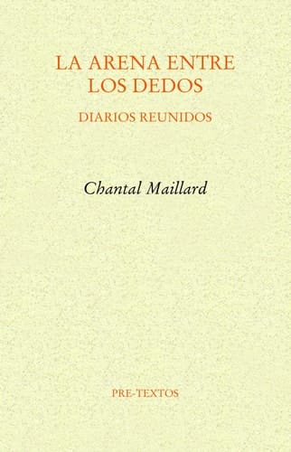 La arena entre los dedos diarios reunidos