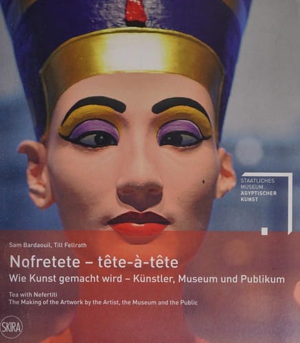 Nofretete - tête-à-tête wie Kunst gemacht wird - Künstler, Museum und Publikum ; [begleitet die gleichnamige Ausstellung im Staatlichen Museum Ägyptischer Kunst München vom 8. Mai bis 7. September 2014. Die Ausstellung startete u. d. T. "Tea with Nefertiti" im Mathaf, the Arab Museum of Modern Art in Doha, und wurde anschl. im Institut de Monde Arabe in Paris und im Institut Valencià d'Art Modern in Valencia gezeigt]