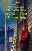 Die Schatten wachsen in der Dämmerung.