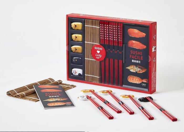 Lucky cat sushis Coffret avec 1 natte en bambou, 5 paires de baguettes, 5 repose-baguettes et 1 livre de recettes