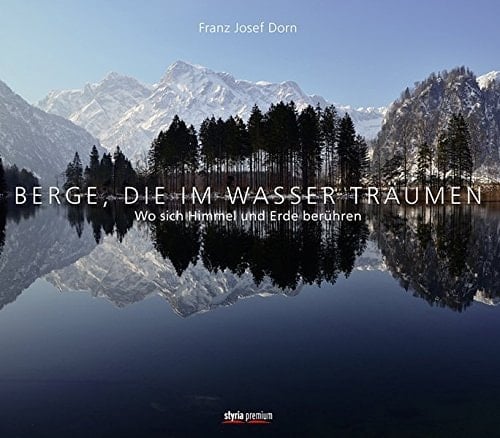 Berge, die im Wasser träumen wo sich Himmel und Erde berühren
