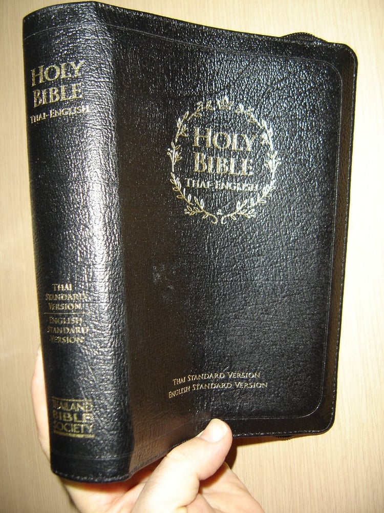 Thai - English ESV Bilingual Black Leather Bound Bible, Golden Edges, Zipper / THSV-ESV 57 Z DI / Thai Standard Version - English Standard Version / TSV - ESV / 2016 print