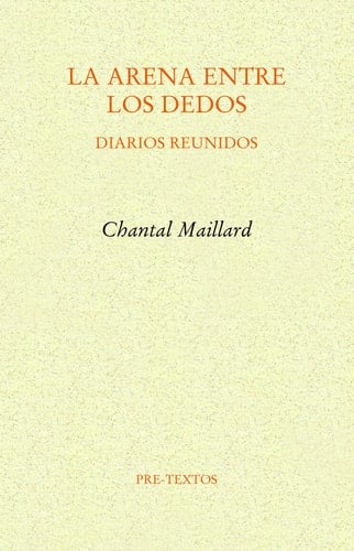 La arena entre los dedos diarios reunidos