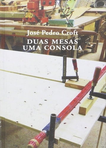 Duas mesas, uma consola